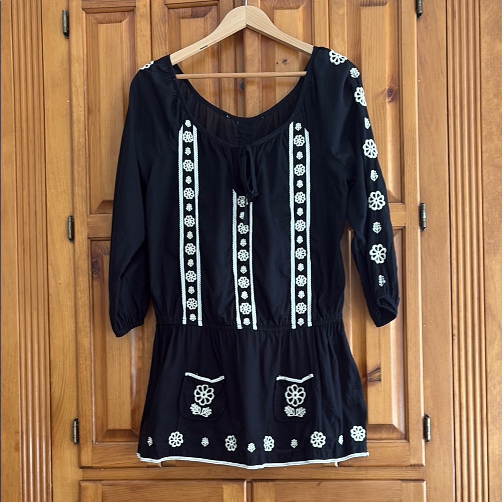Anthropologie Embroidered Black & White swim coverup/top. EUC 💯 % cotton